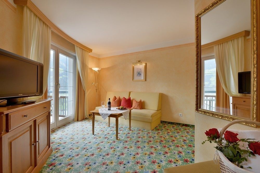 Wohlfuehlhotel Schiestl Fuegen Luaran gambar